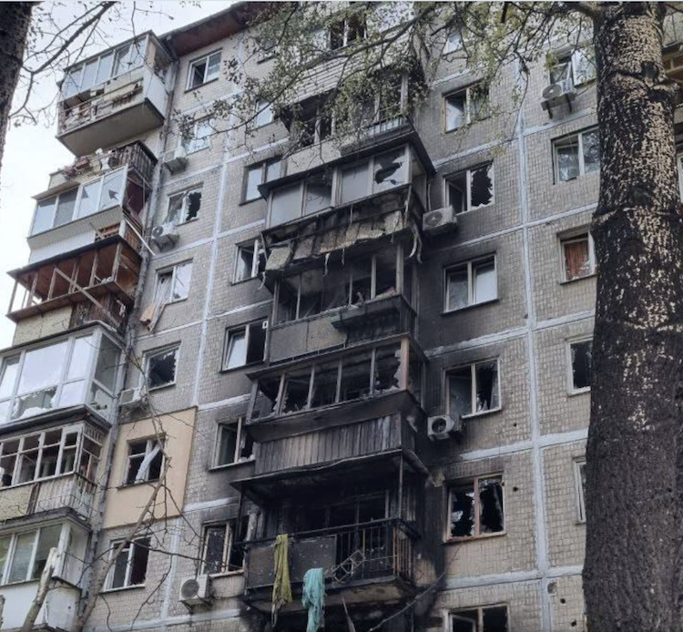 Нічна атака дронів. У Києві уламки безпілотника впали на багатоповерхівку, є поранені - Україна. Джерело: Zhitomir-OnLine Нічна атака дронів. У Києві уламки безпілотника впали на багатоповерхівку, є поранені - фото №2