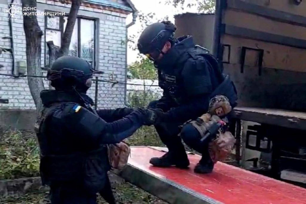 У селі Ушомирської громади місцеві виявили мінометну міну - Події. Джерело: Zhitomir-OnLine У селі Ушомирської громади місцеві виявили мінометну міну - фото №1