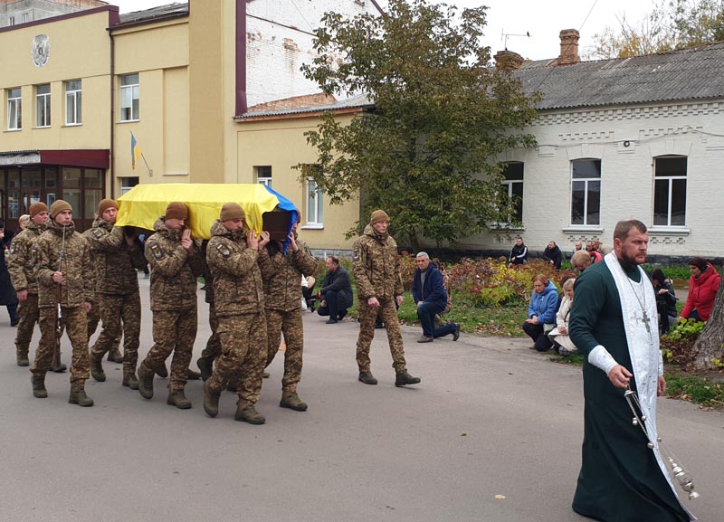 На Бердичівщині попрощались з нацгвардійцем бригади «Буревій» Денисом Митрофановим - Події. Джерело: Zhitomir-OnLine На Бердичівщині попрощались з нацгвардійцем бригади «Буревій» Денисом Митрофановим - фото №2
