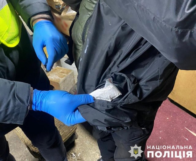 На Житомирщині поліція ліквідувала конвеєр психотропів: наркодилерам оголошено підозри. ФОТО На Житомирщині поліція ліквідувала конвеєр психотропів: наркодилерам оголошено підозри. ФОТО