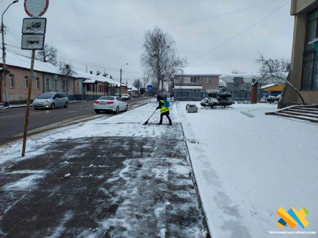 За ніч на дороги Житомира висипали 108 тонн піскосуміші