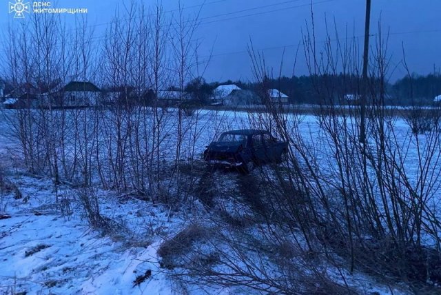 У Коростенському районі від удару з Mitsubishi ВАЗ "злетів" у кювет. ФОТО У Коростенському районі від удару з Mitsubishi ВАЗ "злетів" у кювет. ФОТО