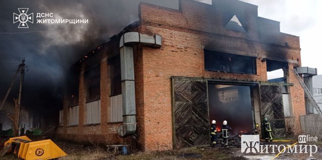 У Брусилові згорів ангар місцевої агрофірми. ФОТО У Брусилові згорів ангар місцевої агрофірми. ФОТО