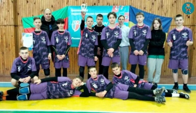 У рамках проєкту «Пліч-о-пліч» відбулись змагання з волейболу серед учнів закладів освіти Іршанської громади У рамках проєкту «Пліч-о-пліч» відбулись змагання з волейболу серед учнів закладів освіти Іршанської громади