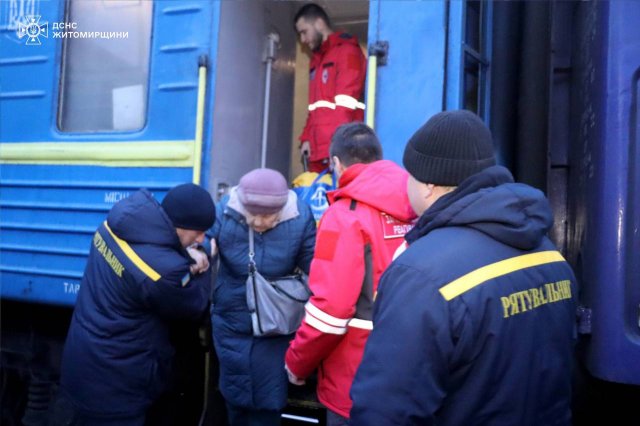 До Бердичева на евакуаційному потязі приїхали майже 60 жителів Донеччини. ФОТО До Бердичева на евакуаційному потязі приїхали майже 60 жителів Донеччини. ФОТО