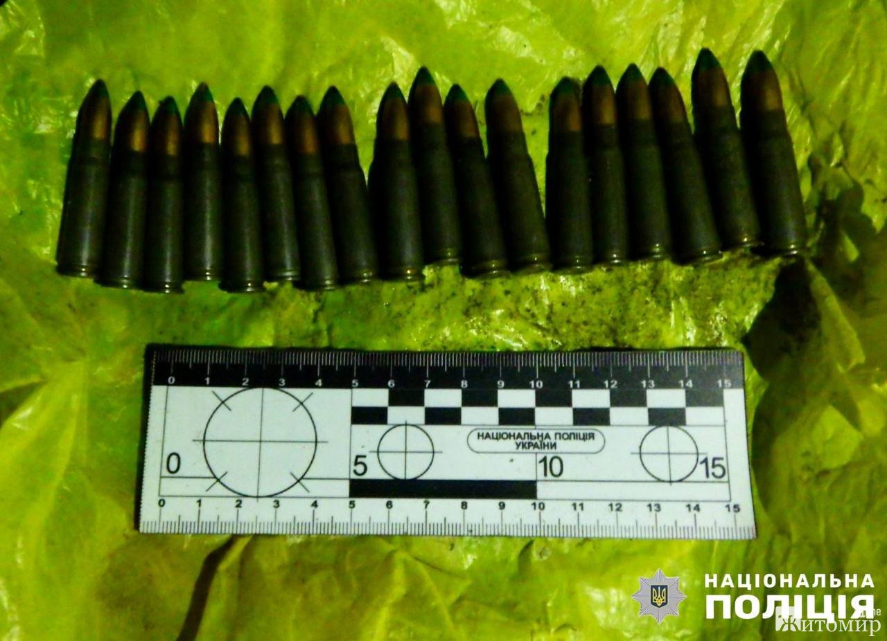 Житель Довбиської громади видав поліцейським корпус ручної гранати, запал та набої. ФОТО Житель Довбиської громади видав поліцейським корпус ручної гранати, запал та набої. ФОТО