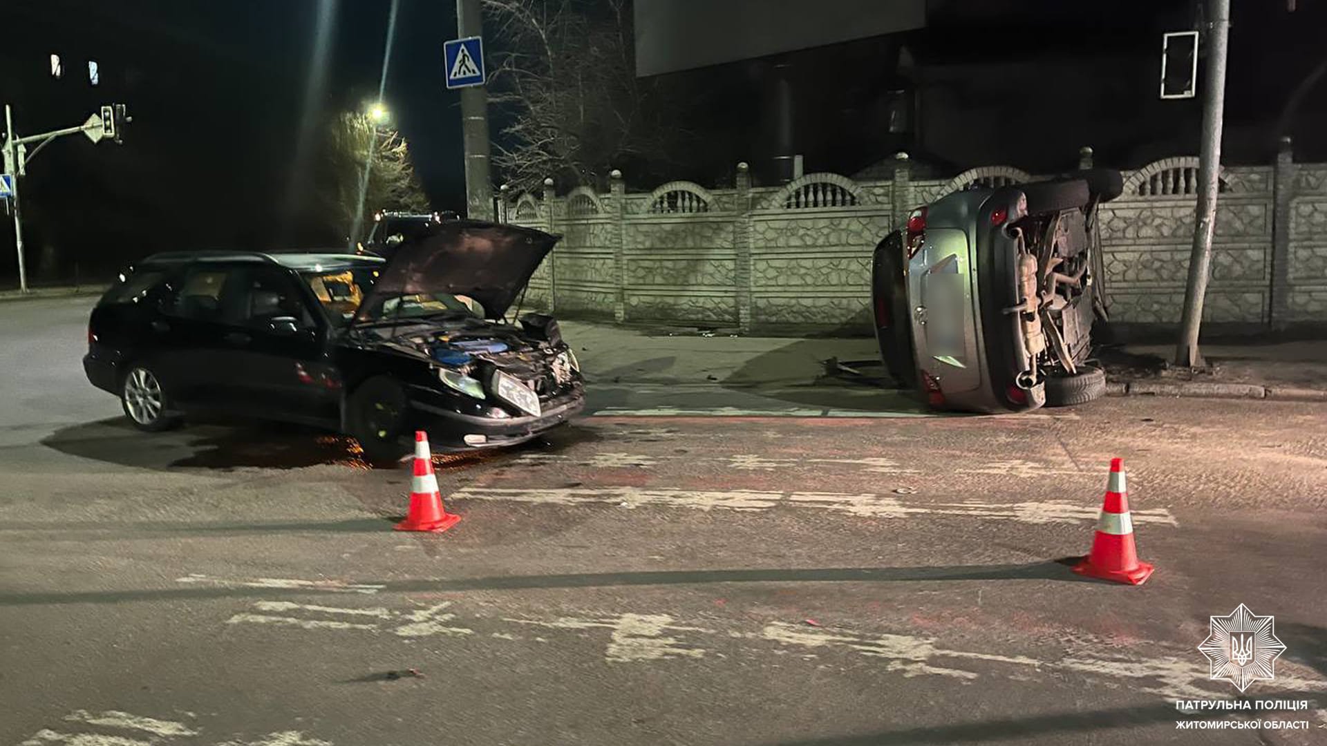 На перехресті в Житомирі сталася ДТП, один з автомобілів перекинувся. ФОТО На перехресті в Житомирі сталася ДТП, один з автомобілів перекинувся. ФОТО