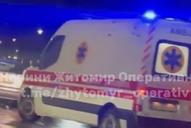 У Житомирі автомобіль збив пішохода: хлопця доставили до обласної дитячої лікарні У Житомирі автомобіль збив пішохода: хлопця доставили до обласної дитячої лікарні