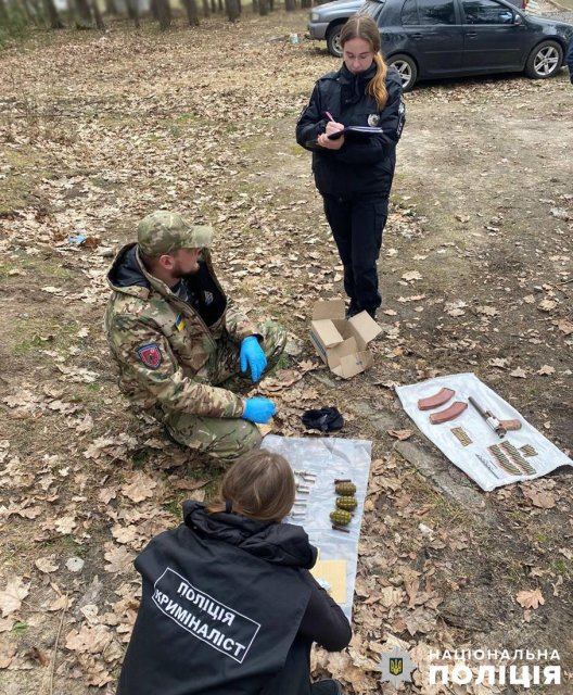 Поблизу Житомира правоохоронці знайшли сховок з боєприпасами. ФОТО Поблизу Житомира правоохоронці знайшли сховок з боєприпасами. ФОТО