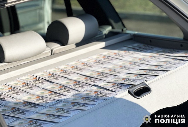 У Житомирі поліція затримала жінку за продаж гуманітарних автомобілів для ЗСУ У Житомирі поліція затримала жінку за продаж гуманітарних автомобілів для ЗСУ