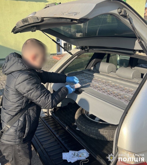 У Житомирі поліція затримала жінку за продаж гуманітарних автомобілів для ЗСУ У Житомирі поліція затримала жінку за продаж гуманітарних автомобілів для ЗСУ