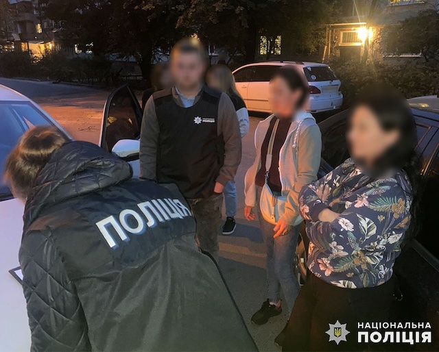 У Житомирі поліція викрила у шахрайствах організовану групу, яка обіцяла ввезти авто з-за кордону та «відмазати» від армії У Житомирі поліція викрила у шахрайствах організовану групу, яка обіцяла ввезти авто з-за кордону та «відмазати» від армії