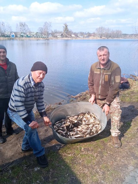 Ємільчинські рибалки зарибили місцеву річку. ФОТО Ємільчинські рибалки зарибили місцеву річку. ФОТО