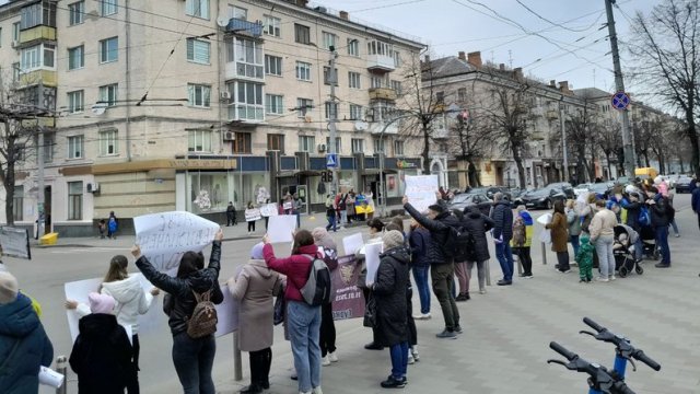 У Житомирі містяни проводили акцію на підтримку полонених та зниклих безвісти У Житомирі містяни проводили акцію на підтримку полонених та зниклих безвісти