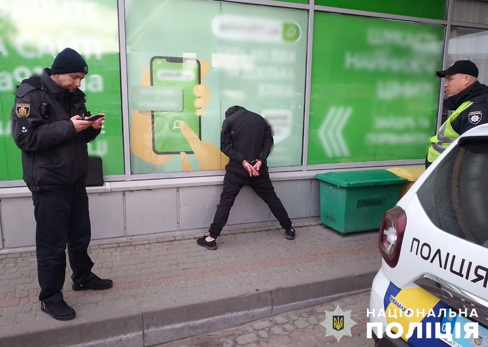 У Звягелі на АЗС чоловік погрожував ножем, забрав півтора десятка сім-карт та втік. ФОТО У Звягелі на АЗС чоловік погрожував ножем, забрав півтора десятка сім-карт та втік. ФОТО