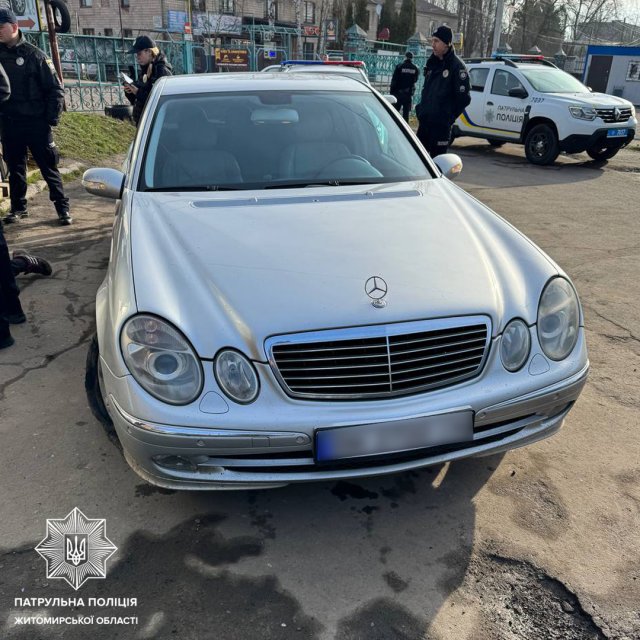 Авто знаходилося у розшуку: у Житомирі патрульні затримали ймовірного злочинця Авто знаходилося у розшуку: у Житомирі патрульні затримали ймовірного злочинця