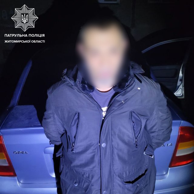 Під час комендантської години житомирські патрульні зупинили чоловіка, який мав при собі холодну зброю Під час комендантської години житомирські патрульні зупинили чоловіка, який мав при собі холодну зброю