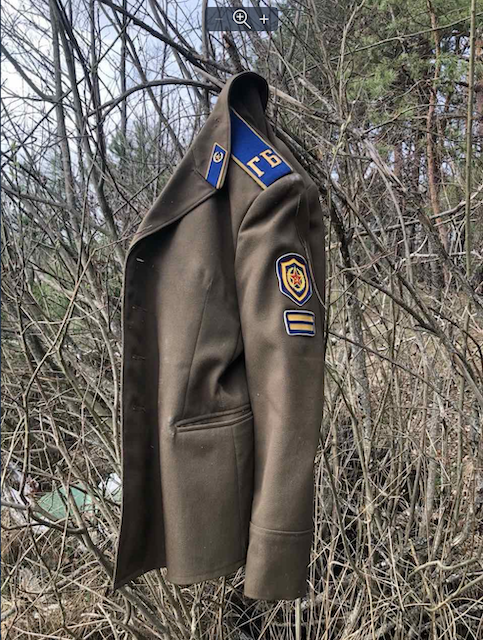 У лісі під містечком на Житомирщині невідомі повісили мундир працівника КДБ. ФОТО У лісі під містечком на Житомирщині невідомі повісили мундир працівника КДБ. ФОТО