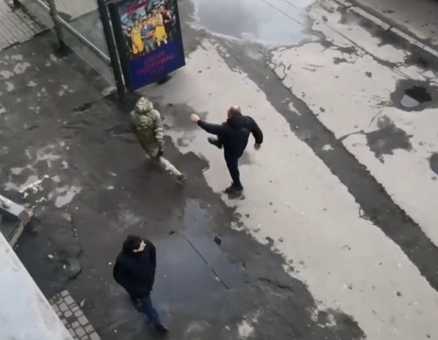 Житомирянина, який напав на працівника ТЦК, суд визнав винним і призначив штраф Житомирянина, який напав на працівника ТЦК, суд визнав винним і призначив штраф