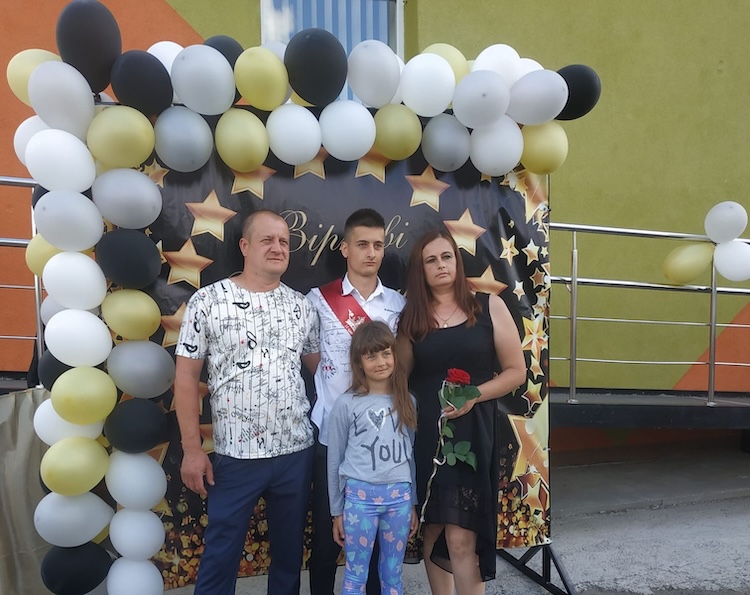 Нам повідомили, що Денис наклав на себе руки, стрибнувши з мосту у Вінниці: рідні 19-річного курсанта не вірять офіційній причині смерті сина - Україна. Джерело: Zhitomir-OnLine Нам повідомили, що Денис наклав на себе руки, стрибнувши з мосту у Вінниці: рідні 19-річного курсанта не вірять офіційній причині смерті сина - фото №