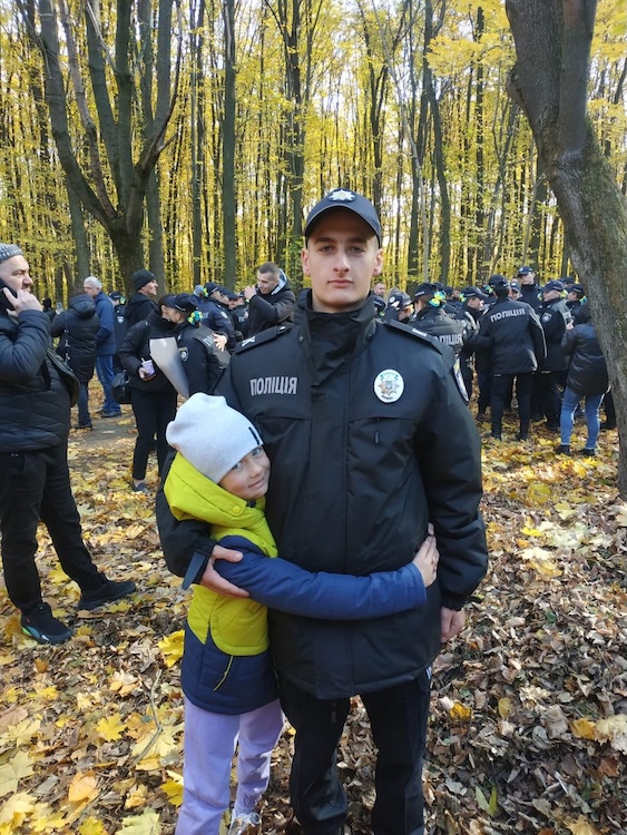Нам повідомили, що Денис наклав на себе руки, стрибнувши з мосту у Вінниці: рідні 19-річного курсанта не вірять офіційній причині смерті сина - Україна. Джерело: Zhitomir-OnLine Нам повідомили, що Денис наклав на себе руки, стрибнувши з мосту у Вінниці: рідні 19-річного курсанта не вірять офіційній причині смерті сина - фото №1
