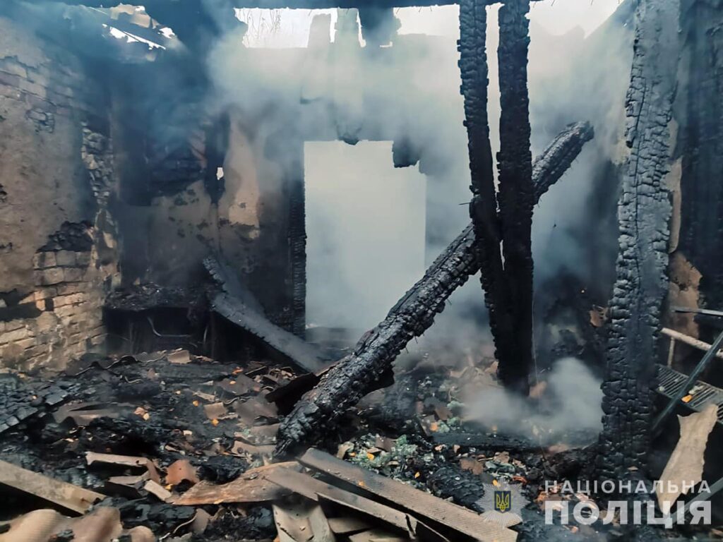 На Житомирщині під час ліквідації пожежі рятувальники виявили тіла матері та сина - фото №1