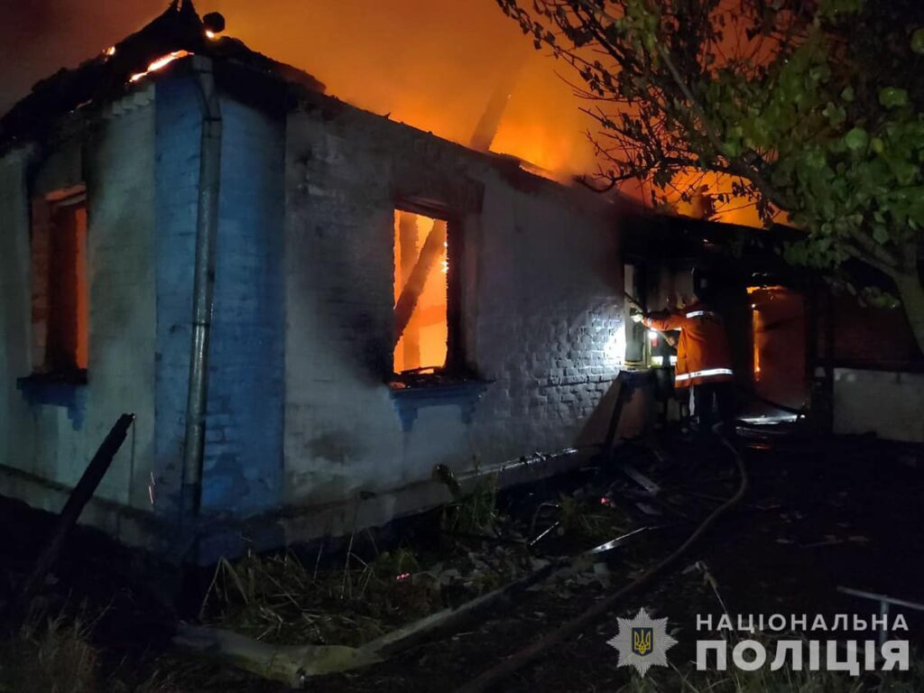 На Житомирщині під час ліквідації пожежі рятувальники виявили тіла матері та сина - фото №