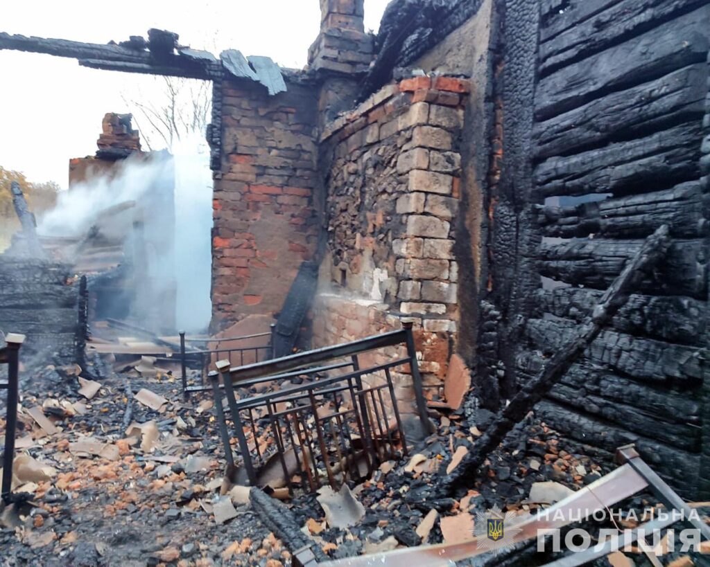 На Житомирщині під час ліквідації пожежі рятувальники виявили тіла матері та сина - фото №2