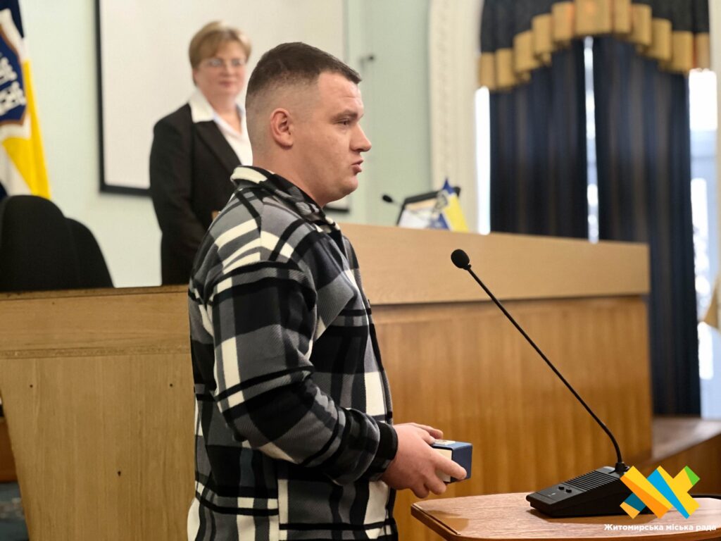 Підполковник Василь Захарець з Житомира отримав «Годинник міського голови» за мужність і героїзм - Інформація. Джерело: Zhitomir-OnLine Підполковник Василь Захарець з Житомира отримав «Годинник міського голови» за мужність і героїзм - фото №1