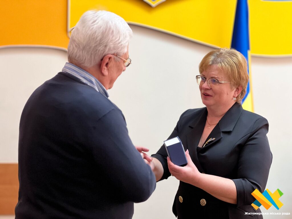 У Житомирі годинником міського голови нагородили військового, волонтерку та краєзнавця - Інформація. Джерело: Zhitomir-OnLine У Житомирі годинником міського голови нагородили військового, волонтерку та краєзнавця - фото №