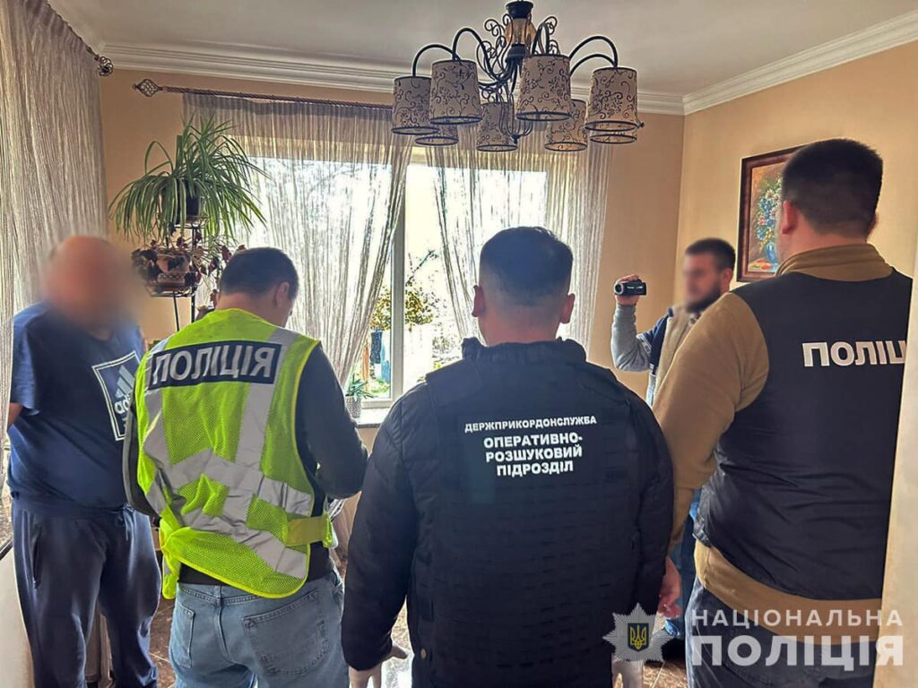 У Житомирі затримали трьох чоловіків, які організували схему виїзду за кордон військовозобов’язаних - фото №1