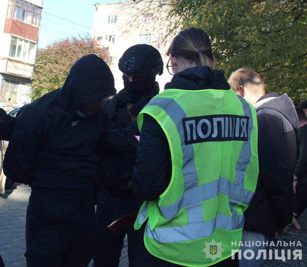 У Житомирі затримали трьох чоловіків, які організували схему виїзду за кордон військовозобов’язаних - фото №3