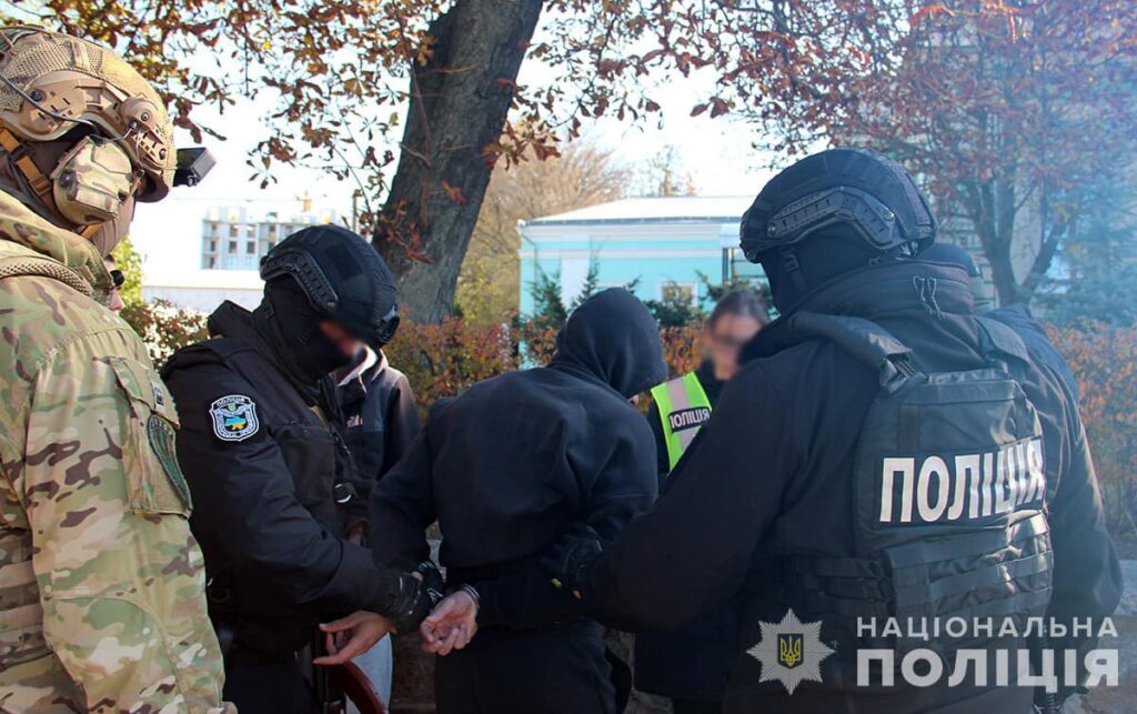 У Житомирі затримали трьох чоловіків, які організували схему виїзду за кордон військовозобов’язаних - фото №2