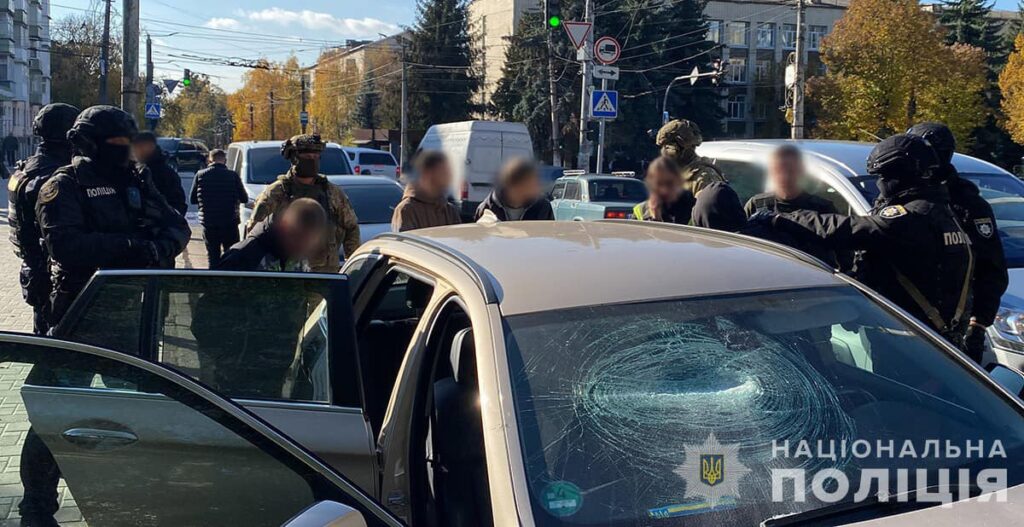У Житомирі затримали трьох чоловіків, які організували схему виїзду за кордон військовозобов’язаних - фото №