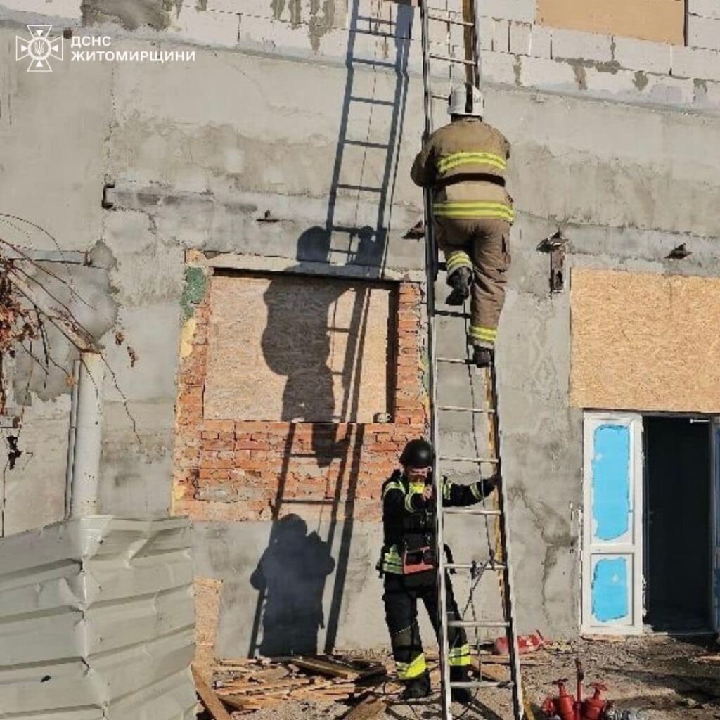 У Житомирській області через ворожу атаку рятувальникам довелось приборкувати пожежу в адмінбудівлі - фото №