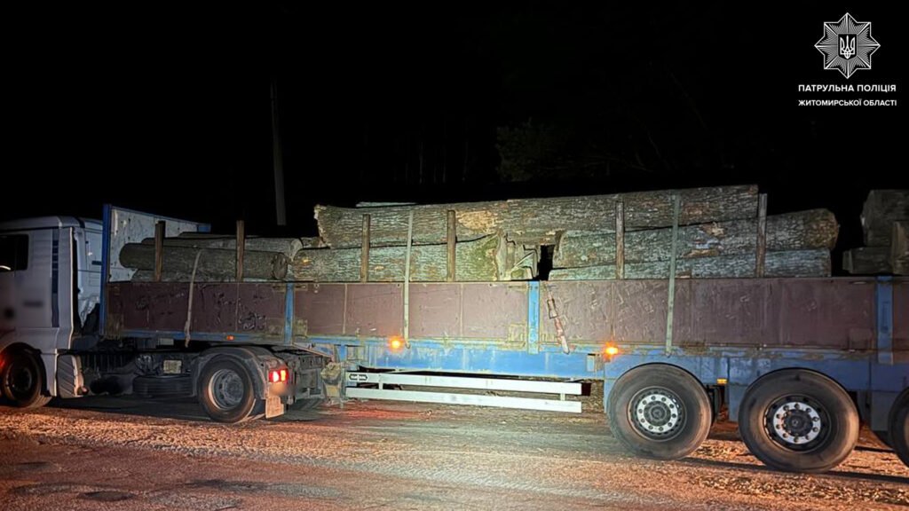 Житомирські патрульні виявили три вантажівки, які незаконно перевозили деревину - Події. Джерело: Zhitomir-OnLine Житомирські патрульні виявили три вантажівки, які незаконно перевозили деревину - фото №