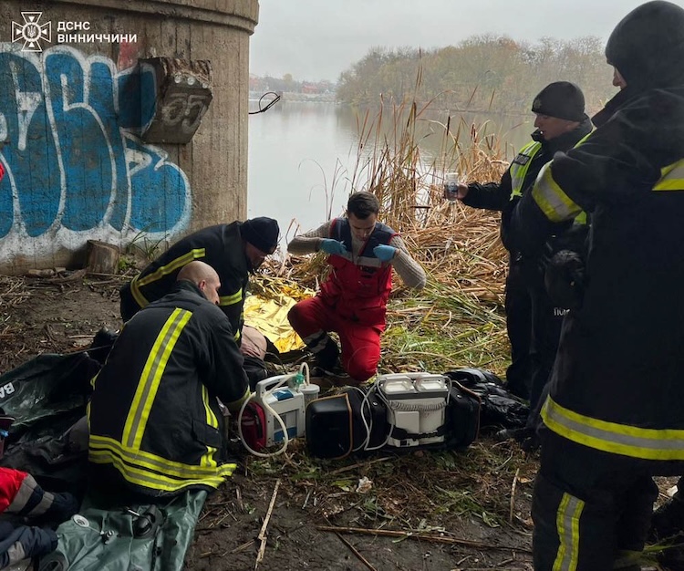 Нам повідомили, що Денис наклав на себе руки, стрибнувши з мосту у Вінниці: рідні 19-річного курсанта не вірять офіційній причині смерті сина - Україна. Джерело: Zhitomir-OnLine Нам повідомили, що Денис наклав на себе руки, стрибнувши з мосту у Вінниці: рідні 19-річного курсанта не вірять офіційній причині смерті сина - фото №2