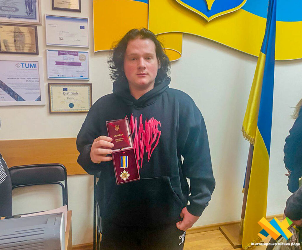 У Житомирі рідним загиблих військових вручили державні нагороди. Фото - Інформація. Джерело: Zhitomir-OnLine У Житомирі рідним загиблих військових вручили державні нагороди. Фото - фото №8