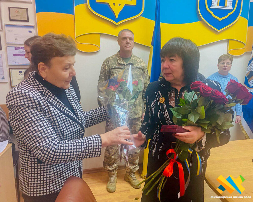 У Житомирі рідним загиблих військових вручили державні нагороди. Фото - Інформація. Джерело: Zhitomir-OnLine У Житомирі рідним загиблих військових вручили державні нагороди. Фото - фото №3