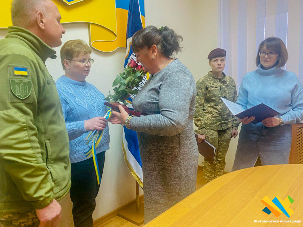 У Житомирі рідним загиблих військових вручили державні нагороди. Фото - Інформація. Джерело: Zhitomir-OnLine У Житомирі рідним загиблих військових вручили державні нагороди. Фото - фото №5