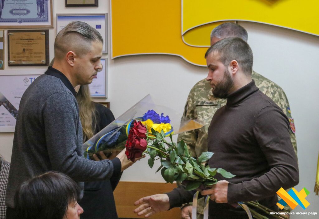 У Житомирі рідним загиблих військових вручили державні нагороди. Фото - Інформація. Джерело: Zhitomir-OnLine У Житомирі рідним загиблих військових вручили державні нагороди. Фото - фото №7