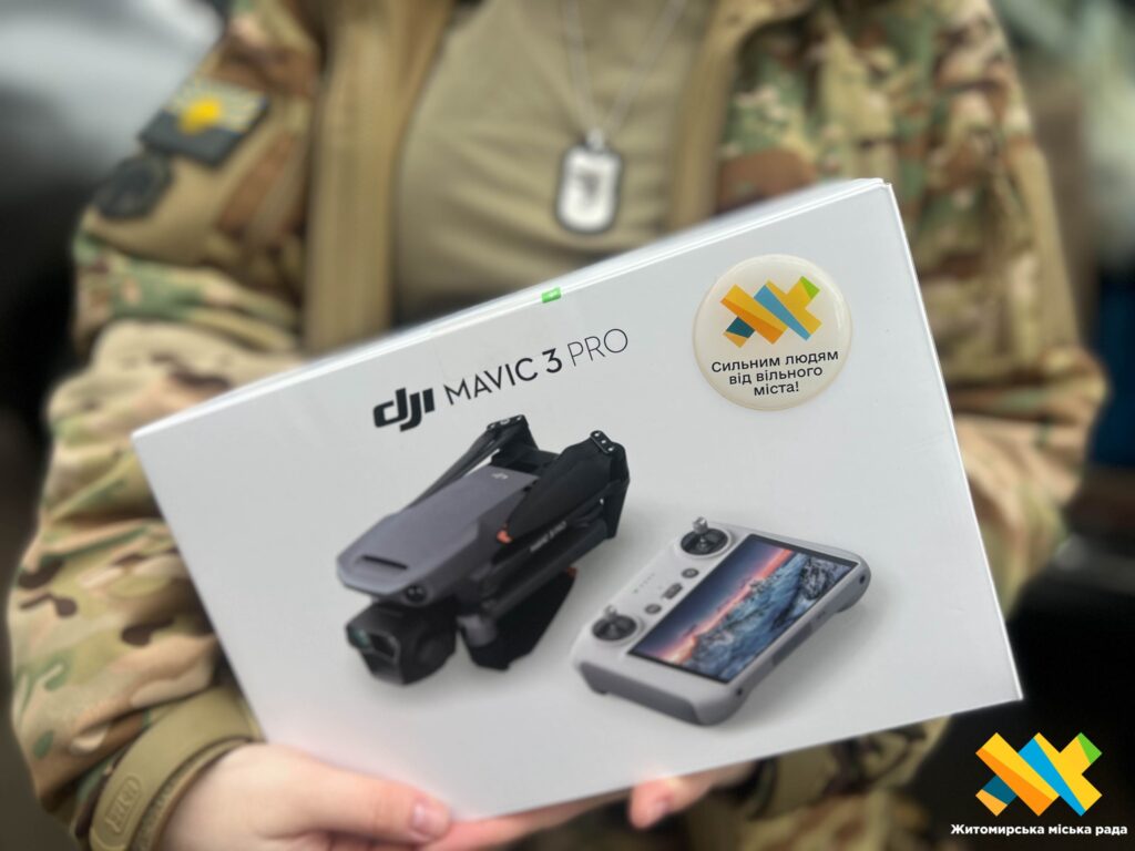 Прапор із підписами подарували Житомирській громаді бійці 93-ї окремої механізованої бригади «Холодний Яр» - фото №