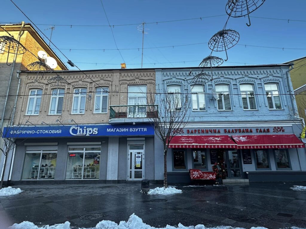 На Михайлівській у Житомирі обсипалась штукатурка - Інформація. Джерело: Zhitomir-OnLine На Михайлівській у Житомирі обсипалась штукатурка - фото №