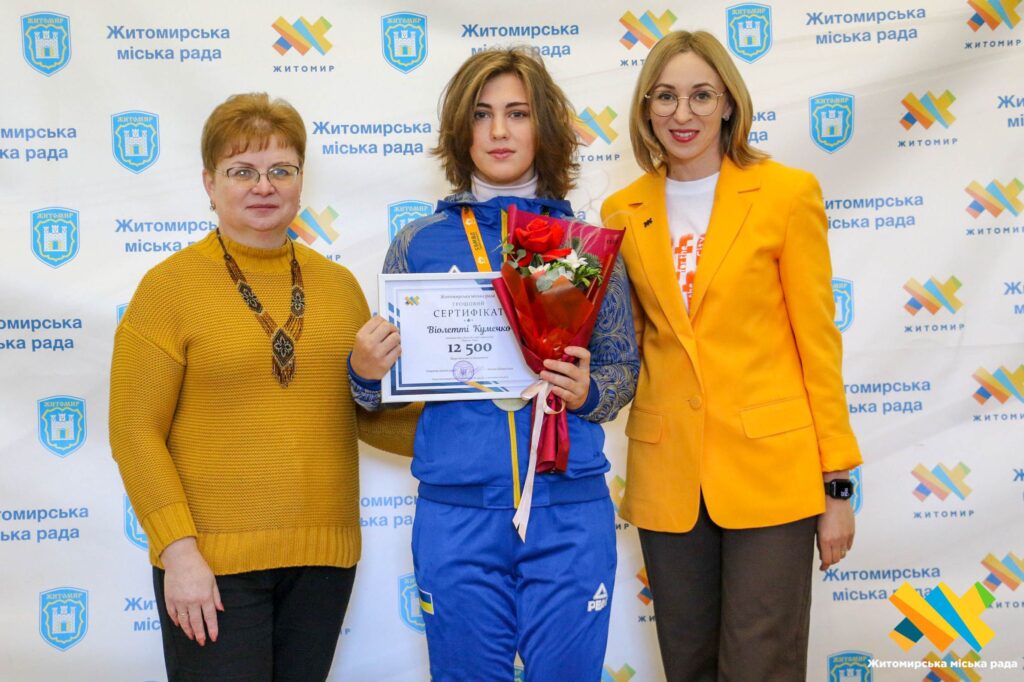 У Житомирі спортсменів та тренерів нагородили грошовими сертифікатами за перемоги у міжнародних змаганнях - Спорт. Джерело: Zhitomir-OnLine У Житомирі спортсменів та тренерів нагородили грошовими сертифікатами за перемоги у міжнародних змаганнях - фото №1