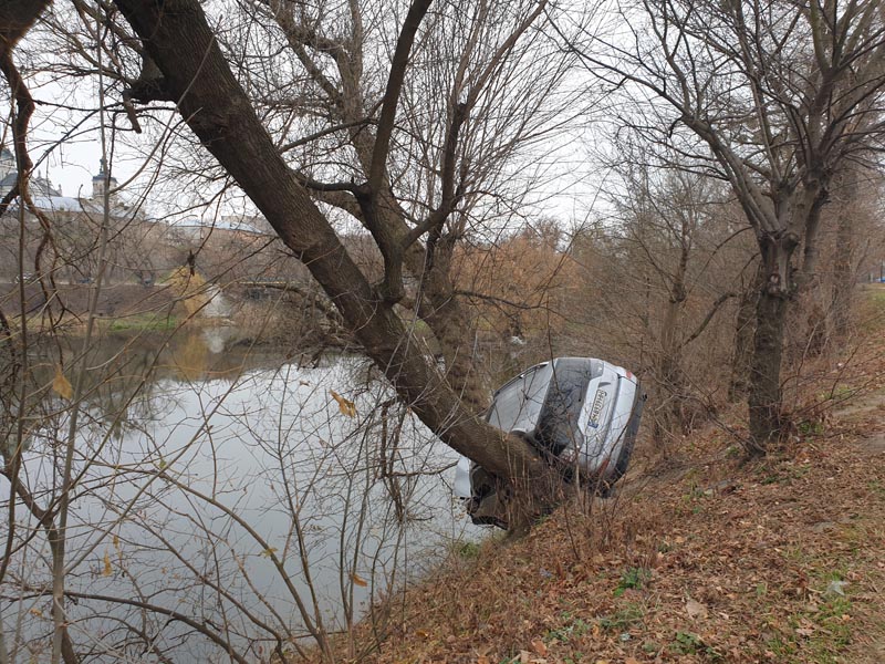 Лише дерева припинили політ “Міцубісі” в бердичівську річку. ФОТО - Події, Топ-новини. Джерело: Zhitomir-OnLine Лише дерева припинили політ “Міцубісі” в бердичівську річку. ФОТО - фото №1