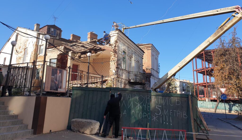 В Бердичеві почали демонтувати аварійний будинок в центрі міста - Події. Джерело: Zhitomir-OnLine В Бердичеві почали демонтувати аварійний будинок в центрі міста - фото №