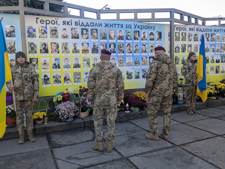 Житомиряни вшанували пам'ять героїв, загиблих у російсько-українській війні - Події. Джерело: Zhitomir-OnLine Житомиряни вшанували пам'ять героїв, загиблих у російсько-українській війні - фото №3