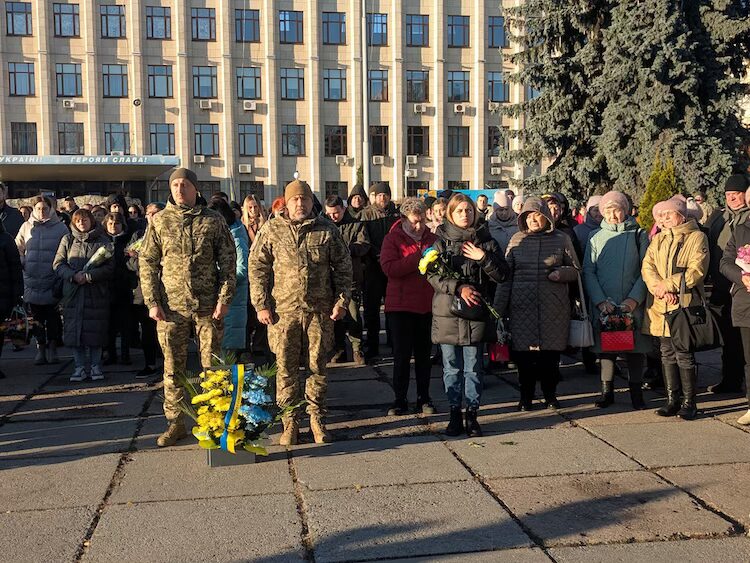 Житомиряни вшанували пам'ять героїв, загиблих у російсько-українській війні - Події. Джерело: Zhitomir-OnLine Житомиряни вшанували пам'ять героїв, загиблих у російсько-українській війні - фото №1