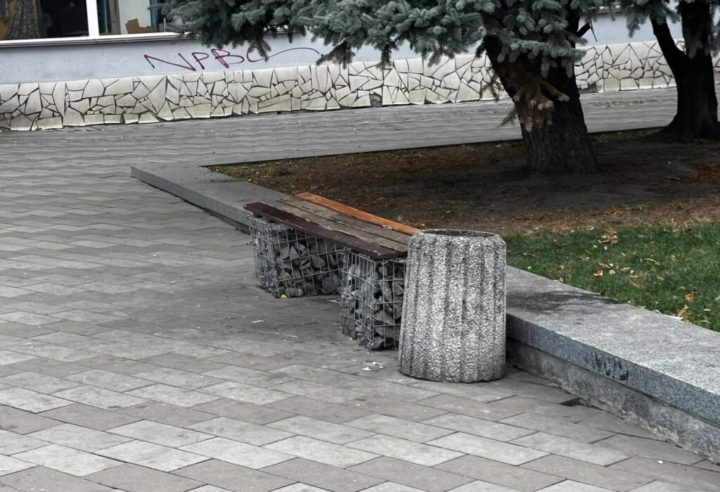 Сквер Ольжича не змінив територію на краще. ФОТО - Події. Джерело: Zhitomir-OnLine Сквер Ольжича не змінив територію на краще. ФОТО - фото №1