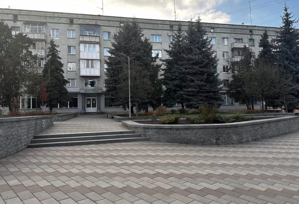 Сквер Ольжича не змінив територію на краще. ФОТО - Події. Джерело: Zhitomir-OnLine Сквер Ольжича не змінив територію на краще. ФОТО - фото №